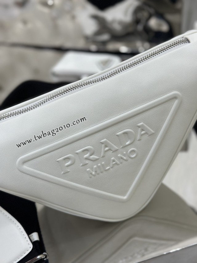 Prada專櫃新款小牛皮三角包 1BH190 普拉達男女款三角形肩背包 csp1633